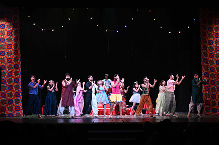 First performance of "A Midsummer Night's Dream of the Middle Class" takes place